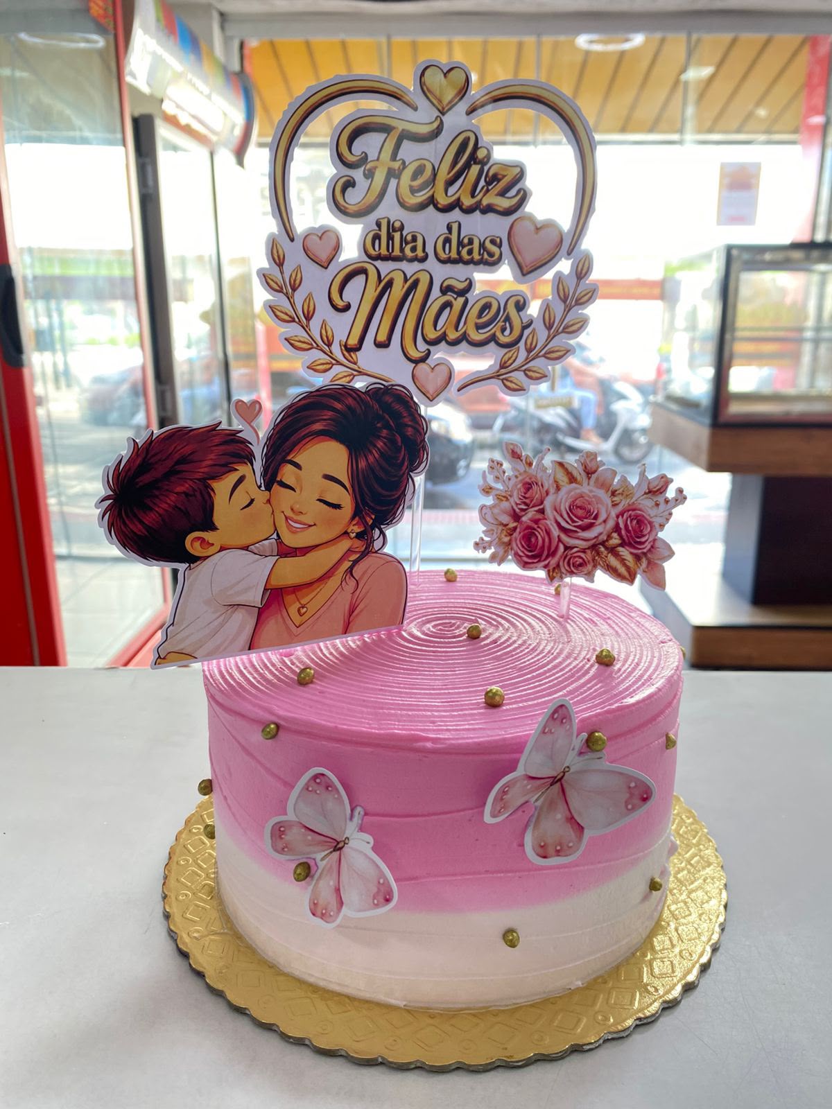 Bolo rosa de Dia das Mães com borboletas