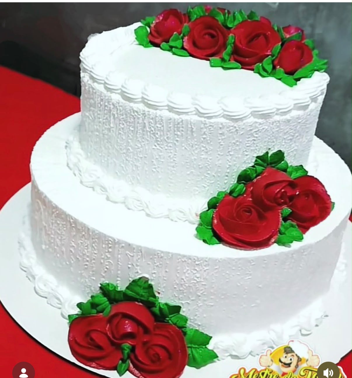 Bolo de dois andares branco com rosas vermelhas