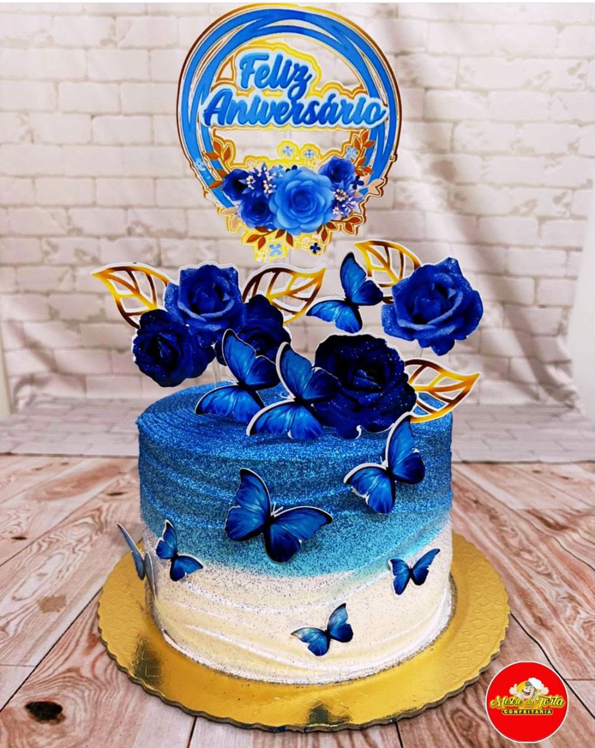 Bolo azul de aniversário com rosas e borboletas