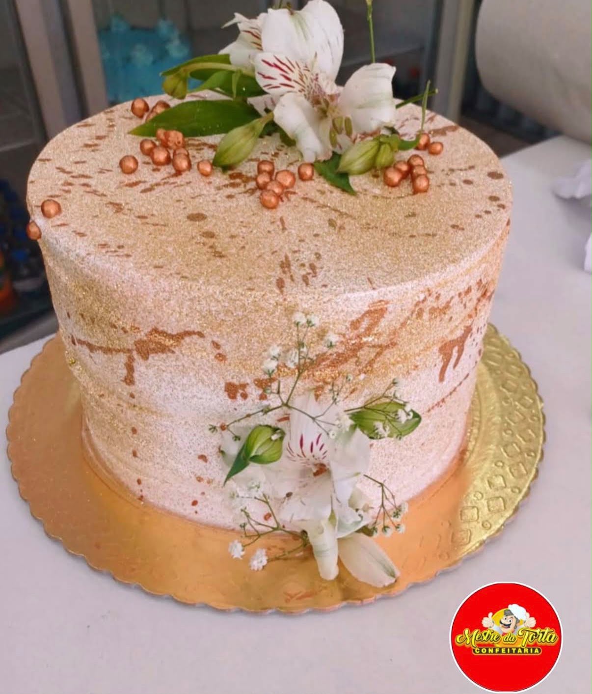 Bolo rose gold com flores naturais e pérolas douradas
