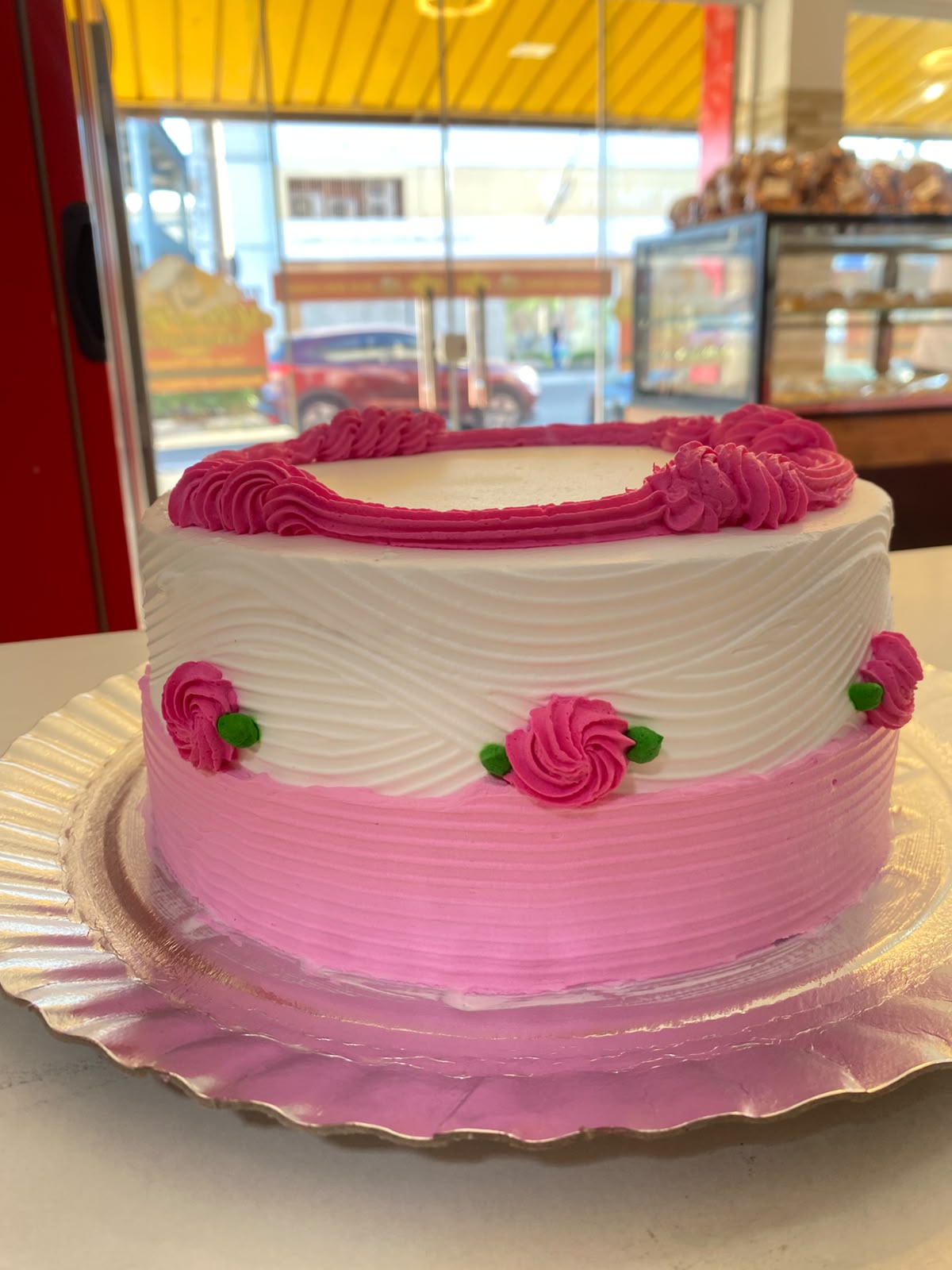 Bolo rosa e branco com rosinhas de chantilly