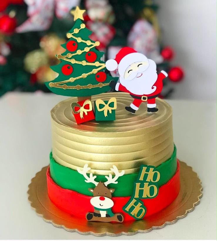 Bolo de Natal dourado com Papai Noel e rena