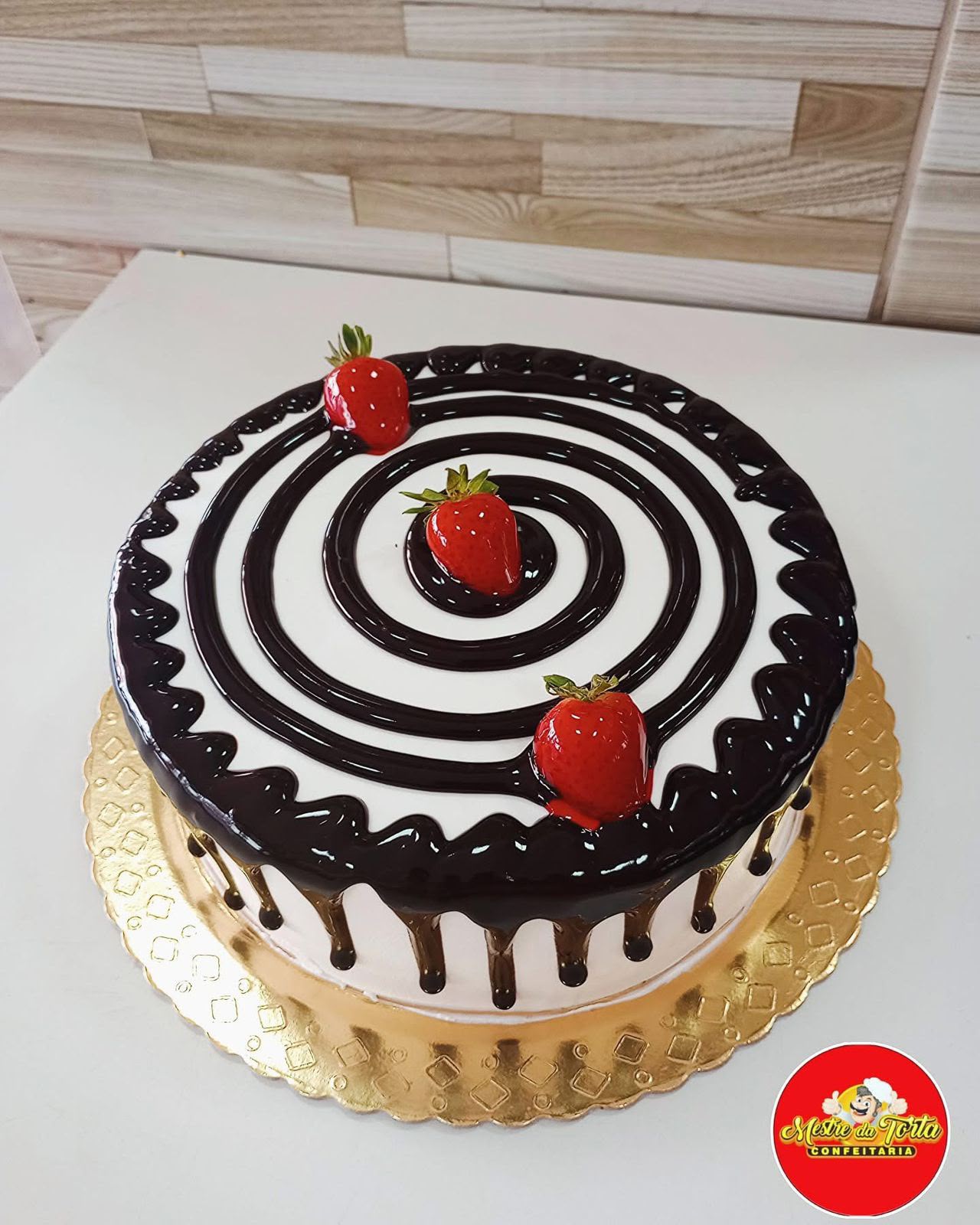 Bolo de chantilly com calda de chocolate e morangos
