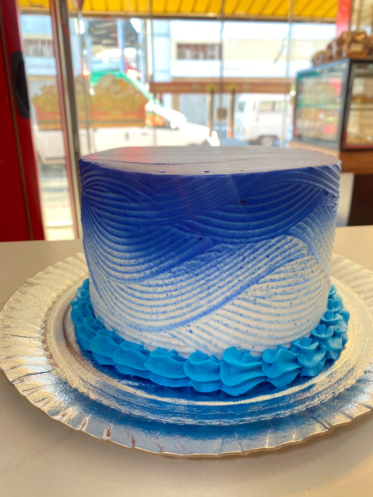 Bolo azul degradê com textura em chantilly