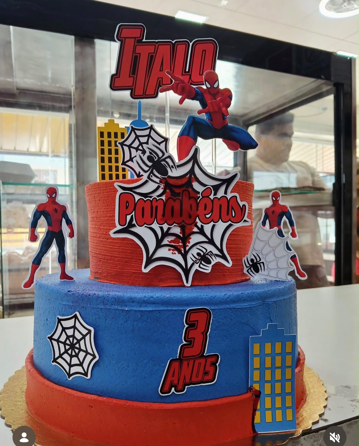 Bolo de dois andares tema Homem-Aranha