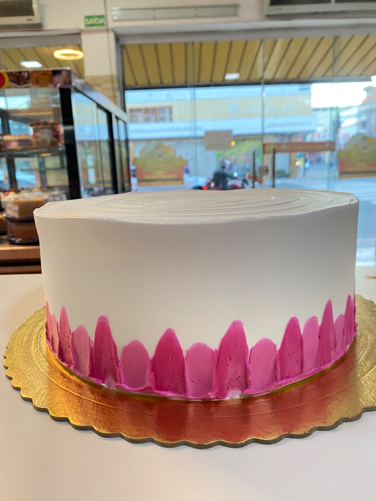 Bolo branco com acabamento em chantilly pink