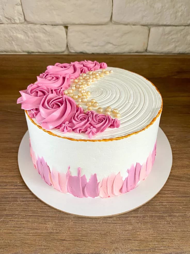 Bolo branco com rosas de chantilly rosa e pérolas